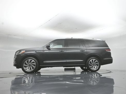 Used 2023 Lincoln Navigator L Reserve AWD/4WD image 7