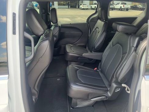 Used 2025 Chrysler Pacifica Select FWD image 13
