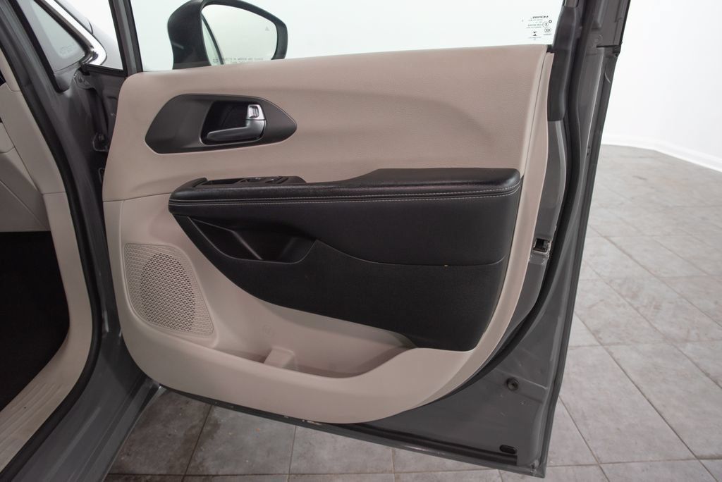 Used 2023 Chrysler Pacifica Touring-L FWD image 18