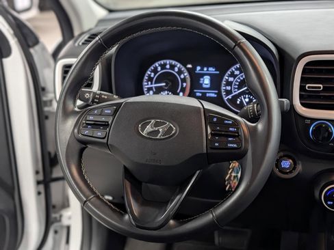 Used 2022 Hyundai Venue Limited image 15