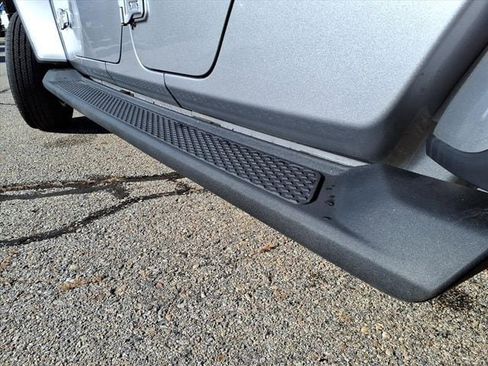 Used 2021 Jeep Gladiator Sport image 7