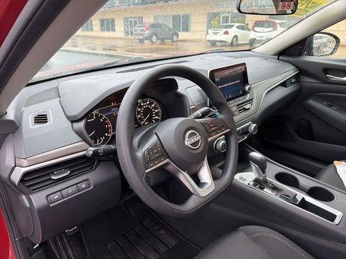 Used 2025 Nissan Altima 2.5 SV image 16