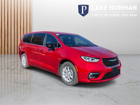 New 2026 Chrysler Pacifica Select image 2