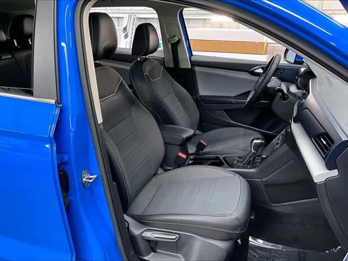 Used 2023 Volkswagen Taos SE w/ Panoramic Sunroof Package image 10