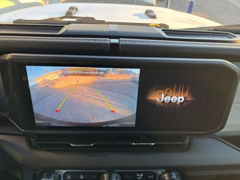 Used 2025 Jeep Wrangler Sahara image 17