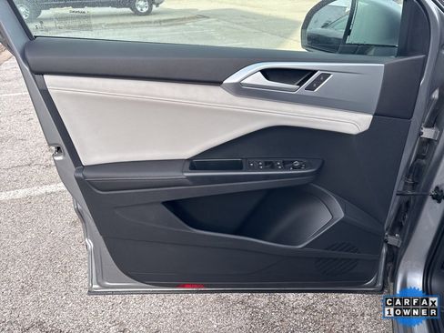 Used 2025 Volkswagen Taos SE image 59