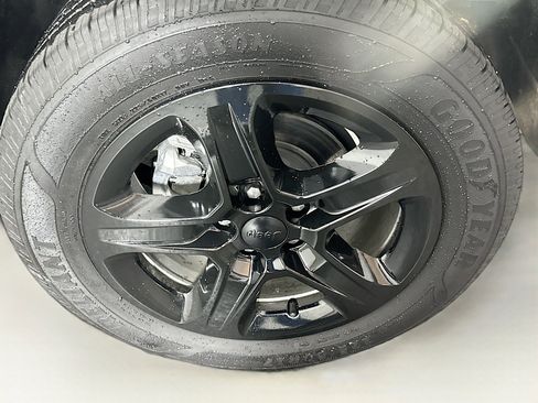 Used 2023 Jeep Compass Latitude image 11