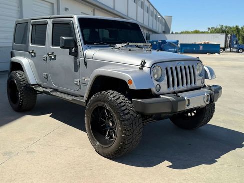 Used 2018 Jeep Wrangler Unlimited Sahara AWD/4WD image 4