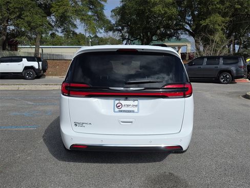 New 2026 Chrysler Pacifica Select image 6
