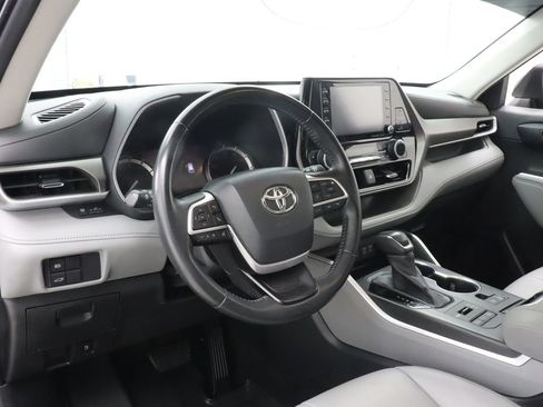 Used 2022 Toyota Highlander XLE AWD/4WD image 15