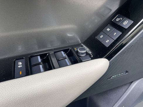 Used 2020 Land Rover Range Rover Velar S image 11