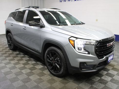 Used 2024 GMC Terrain SLE w/ GMC Pro Grade Package AWD/4WD image 3