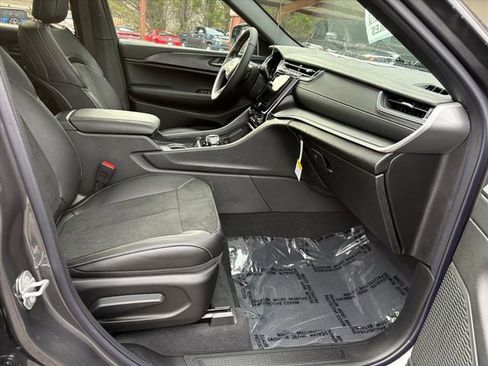 New 2025 Jeep Grand Cherokee Altitude image 15
