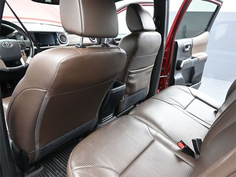Used 2019 Toyota Tacoma Limited image 14