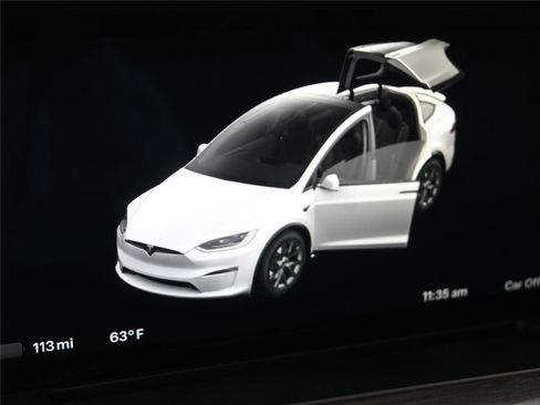 Used 2023 Tesla Model X image 3