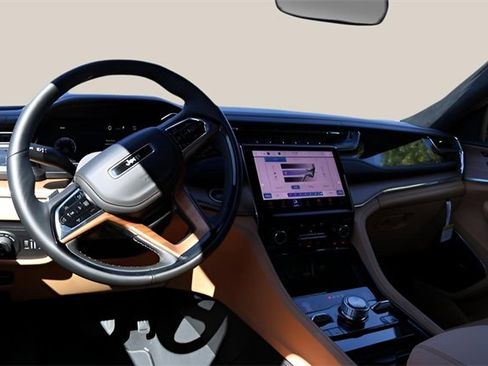 New 2025 Jeep Grand Cherokee Summit image 14