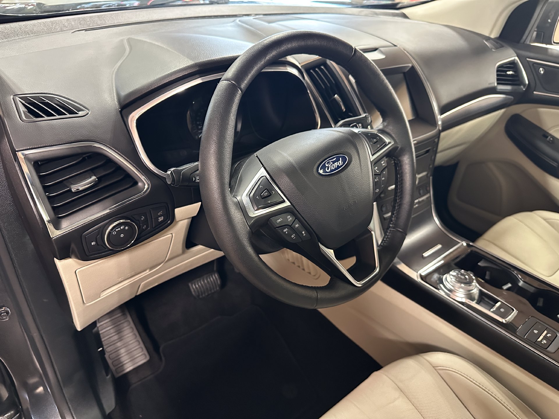Used 2019 Ford Edge Titanium w/ Equipment Group 301A AWD/4WD image 11