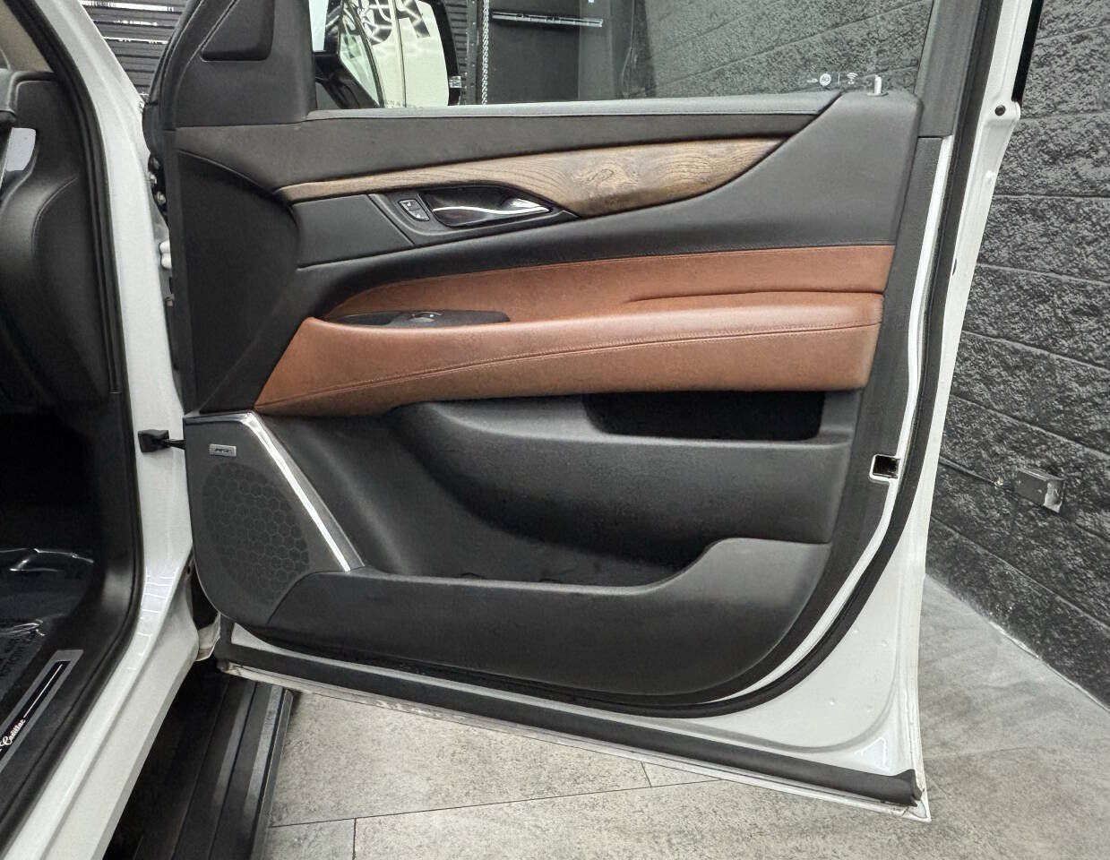 Used 2016 Cadillac Escalade Premium AWD/4WD image 38