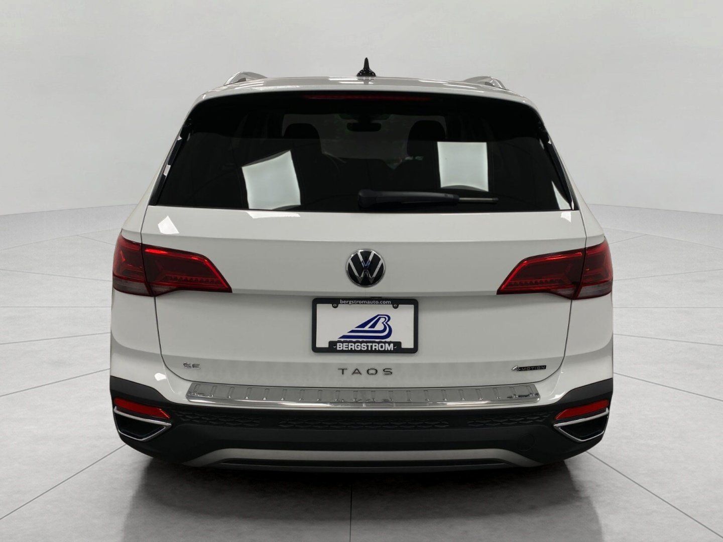 Used 2023 Volkswagen Taos SE w/ Panoramic Sunroof Package AWD/4WD image 5