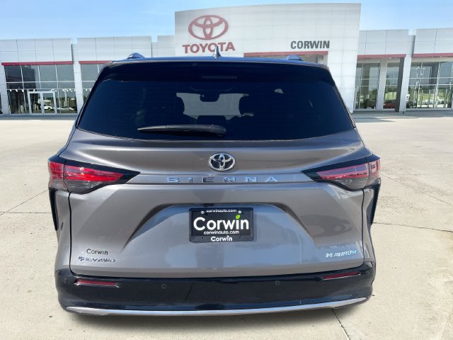 Used 2026 Toyota Sienna Platinum AWD/4WD image 4