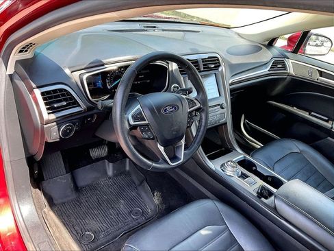 Used 2017 Ford Fusion SE w/ Fusion SE Technology Package AWD/4WD image 8