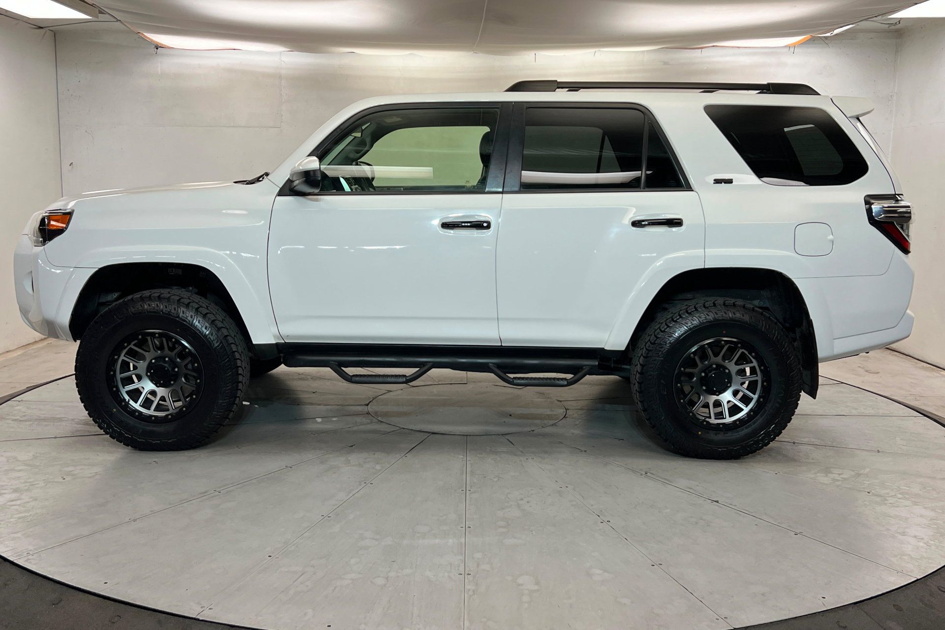 Used 2018 Toyota 4Runner SR5 AWD/4WD image 2
