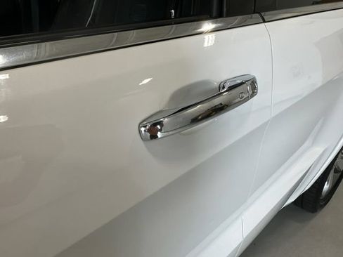 Used 2014 Jeep Grand Cherokee Overland AWD/4WD image 11