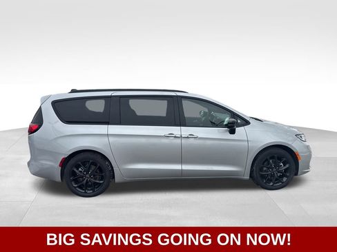 New 2026 Chrysler Pacifica Limited image 14