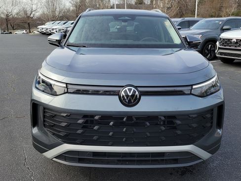 Certified 2025 Volkswagen Tiguan SE image 8