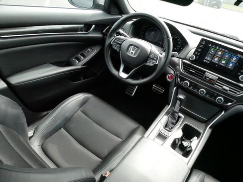 Used 2018 Honda Accord Sport image 9