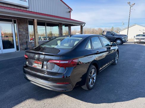 Used 2024 Volkswagen Jetta SE image 4