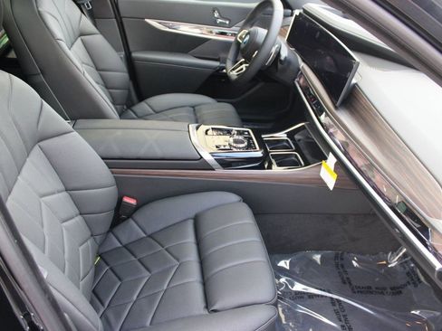 New 2026 BMW 750e xDrive image 32