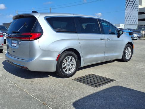 Used 2024 Chrysler Pacifica Touring-L FWD image 25