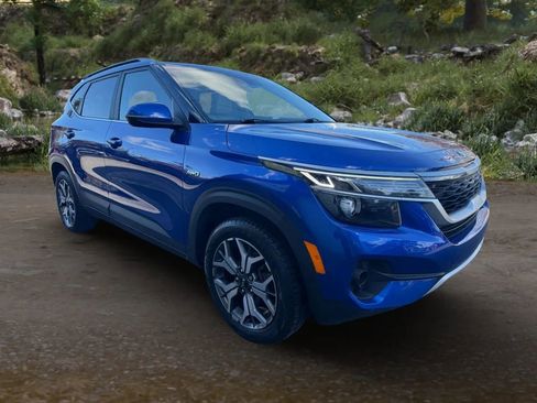 Used 2021 Kia Seltos EX image 3