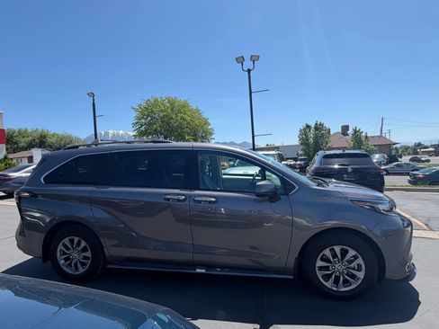 Used 2023 Toyota Sienna XLE AWD/4WD image 3