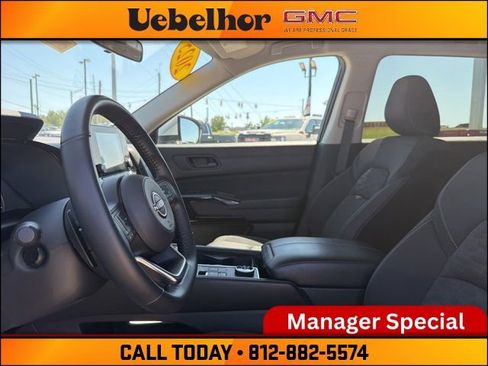 Used 2025 Nissan Pathfinder SV AWD/4WD image 25