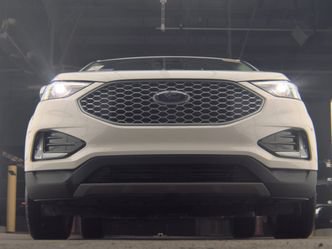 Used 2024 Ford Edge SEL w/ Convenience Package AWD/4WD image 3