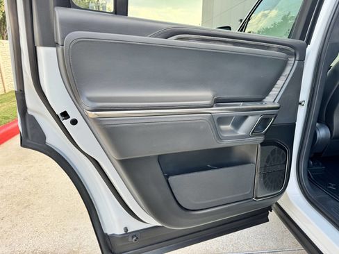 Used 2022 Rivian R1S Launch Edition image 14