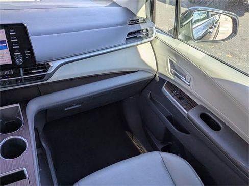 Used 2024 Toyota Sienna XLE image 18