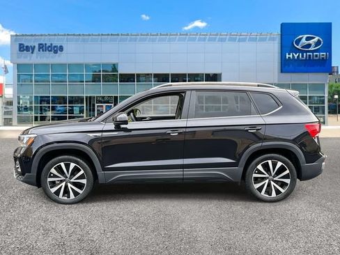 Used 2023 Volkswagen Taos SE w/ Panoramic Sunroof Package AWD/4WD image 7
