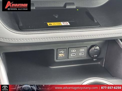 Used 2024 Toyota Highlander XLE AWD/4WD image 39