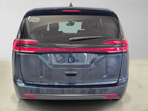 Used 2022 Chrysler Pacifica Touring-L w/ S Appearance Package FWD image 4