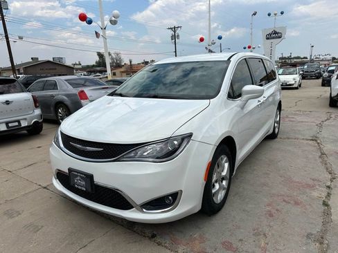 Used 2018 Chrysler Pacifica Touring Plus w/ Tire & Wheel Group FWD image 3