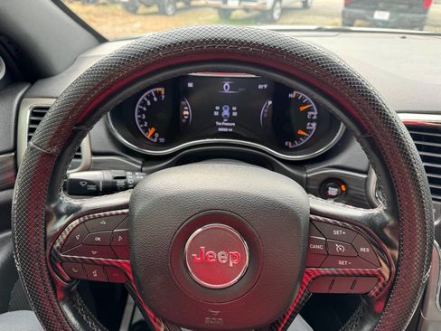 Used 2019 Jeep Grand Cherokee Laredo image 25