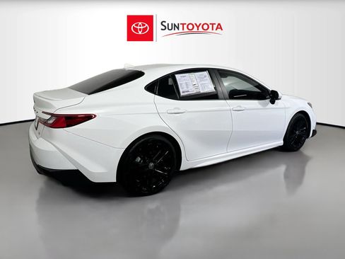 Used 2025 Toyota Camry SE FWD image 4