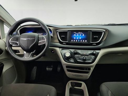 Used 2020 Chrysler Voyager L FWD image 18