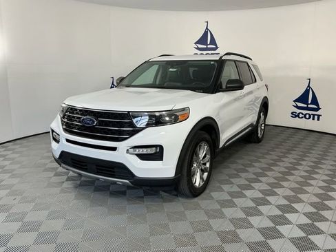 Used 2020 Ford Explorer XLT w/ Equipment Group 202A AWD/4WD image 3