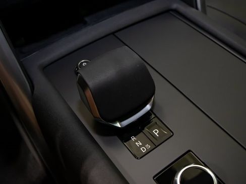 Certified 2025 Land Rover Discovery Dynamic SE image 20