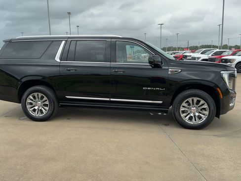 Used 2025 GMC Yukon XL Denali w/ Sun & Power Step Package image 9