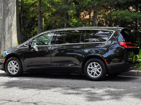 Used 2024 Chrysler Pacifica Touring-L FWD image 5